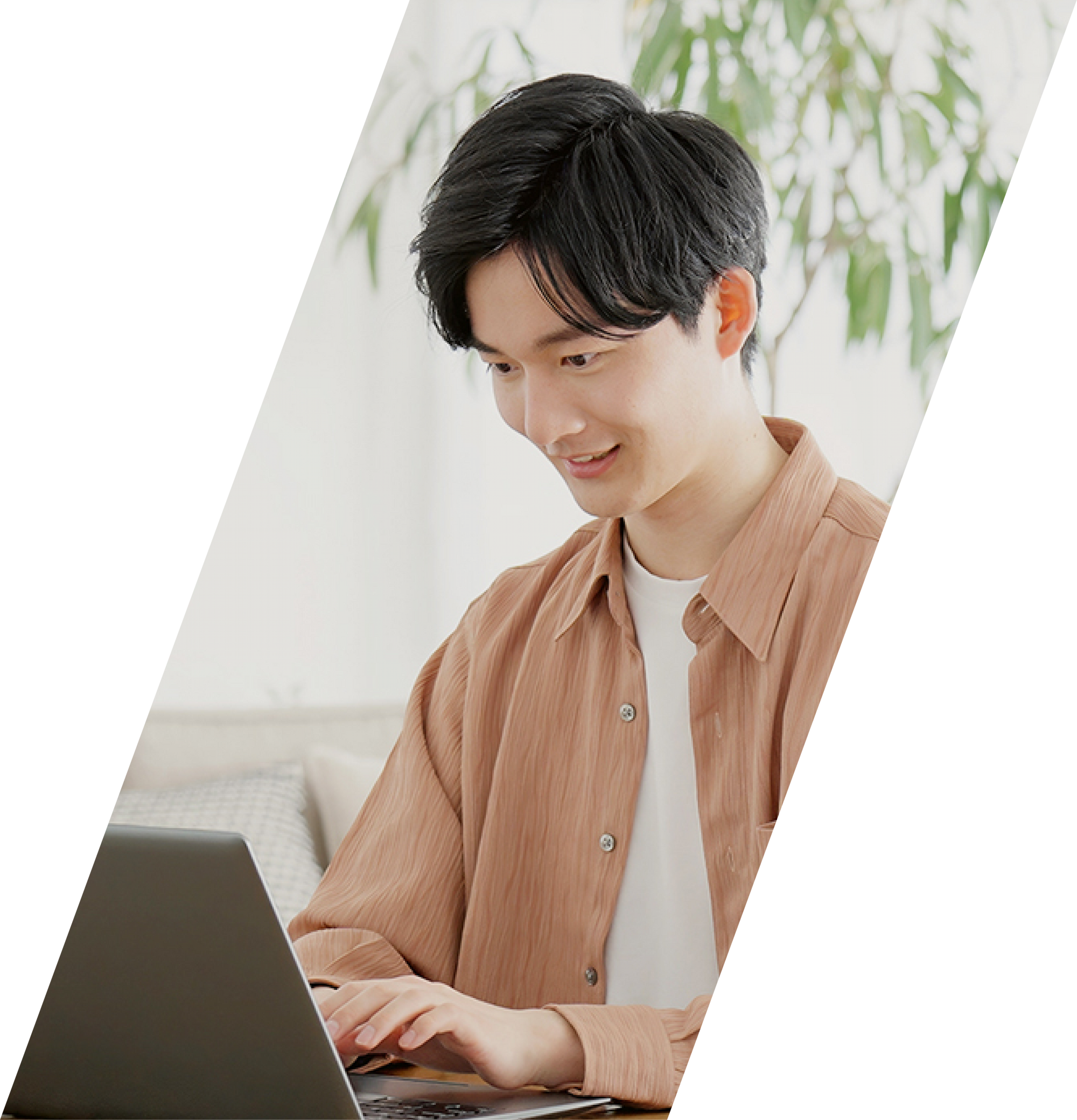 ノートPCで学ぶ受講生（男性）のイメージ